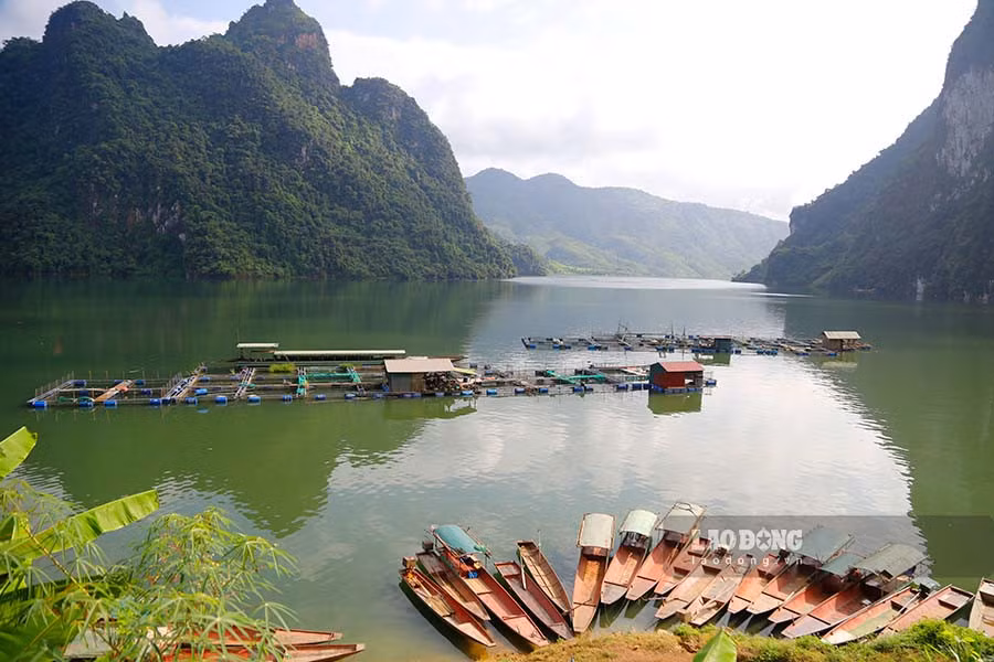 Tại xã Huổi Só có 2 phiên chợ ở bến Thôn 1 và bến Huổi Lóng. Chợ sông là nơi giao thương chủ yếu của nhân dân các xã ven sông Đà thuộc các huyện Tủa Chùa (Điện Biên), Sìn Hồ (Lai Châu), Quỳnh Nhai (Sơn La).