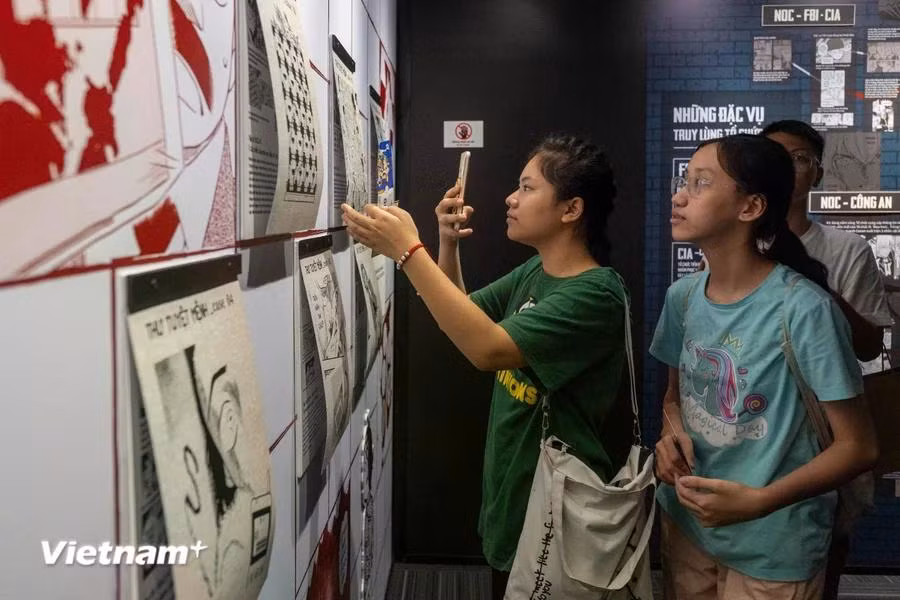 Bắt đầu được đăng dài kì trên “Tuần san Shonen Sunday” của Nhà xuất bản Shogakukan từ tháng 1 năm 1994, cho tới nay “Thám tử lừng danh Conan” (Nguyên tác của tác giả Gosho Aoyama) đánh dấu cột mốc 30 năm ra đời, trở thành bộ truyện được yêu thích trên toàn thế giới. (Ảnh: Minh Sơn/Vietnam+)
