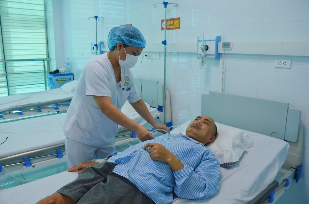 Điều dưỡng Khoa Nội 3 (Bệnh viện Phổi) chăm sóc cho bệnh nhân.