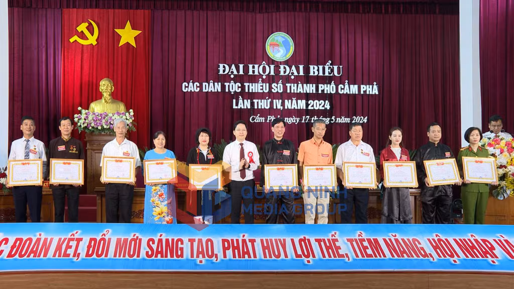 TP Cẩm Phả khen thưởng các tập thể, cá nhân xuất sắc (10-2024). Ảnh: Bảo Long