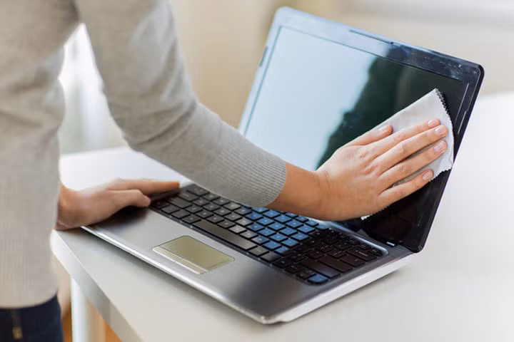 Việc dùng giẻ ướt để lau màn hình máy tính có thể gây hỏng hóc các linh kiện bên trong. (Ảnh: Science)