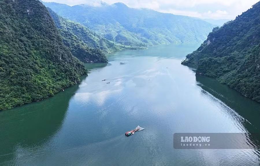 Lòng hồ Sông Đà với làn nước xanh biếc, bao quanh bởi những dãy núi trùng điệp đã tạo nên một bức tranh thủy mặc tuyệt đẹp.