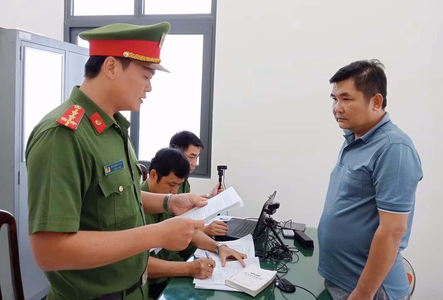 Bị can Nguyễn Minh Tuấn tại công an. Ảnh: Công an Bến Tre