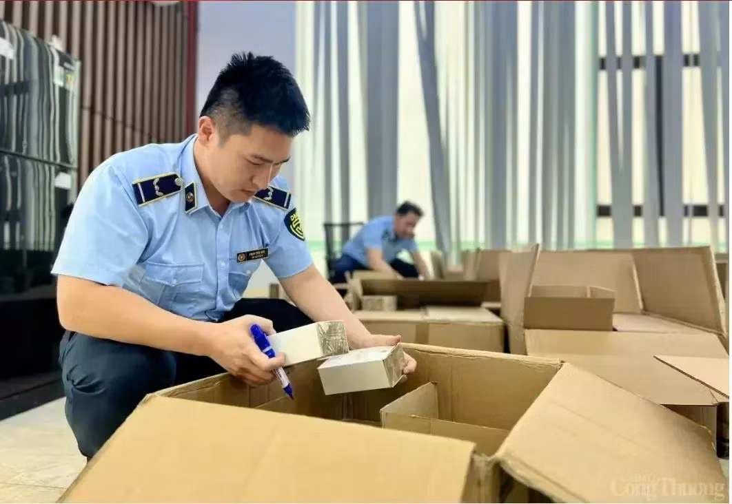 Lực lượng Quản lý thị trường cả nước xử lý 2.014 vụ vi phạm trên thương mại điện tử trong 9 tháng đầu năm. (Ảnh: Quyên Lưu)