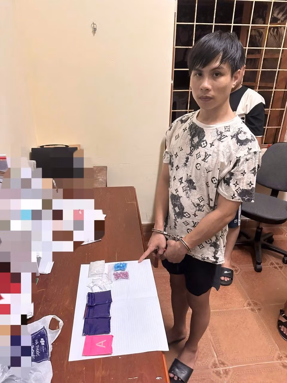 Đối tượng Lê Quang Trung cùng số ma túy được thu giữ. Ảnh: Công an Quảng Bình.