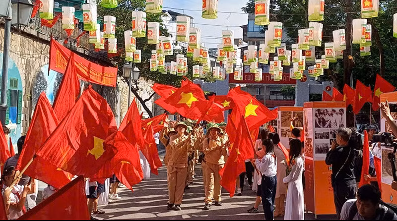 Nhiều hoạt động văn hóa, nghệ thuật, triển lãm cũng được tổ chức vào dịp này. Một trong những hoạt động nổi bật là triển lãm "Ký ức Hà Nội - 70 năm" do Ban Quản lý hồ Hoàn Kiếm và phố cổ Hà Nội phối hợp tổ chức, tái hiện không gian Hà Nội giai đoạn Toàn quốc kháng chiến từ năm 1947 đến ngày tiếp quản Thủ đô năm 1954.