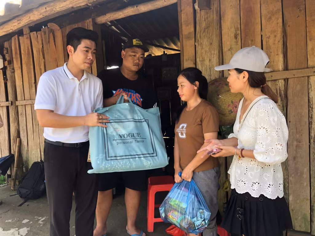 Nhóm từ thiện tại TP Hạ Long trao hỗ trợ đồ dùng thiết yếu cho người dân xã Kỳ Thượng (TP Hạ Long) bị ảnh hưởng nặng nề do bão số 3.