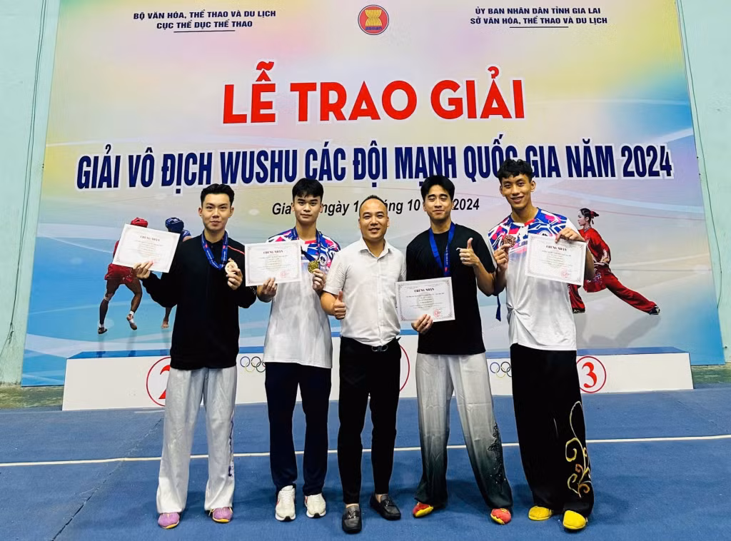 HLV và các VĐV đoạt huy chương tại giải, trong đó VĐV Vũ Văn Tuấn của Quảng Ninh (thứ 2 trái sang) giành 2 HCV.