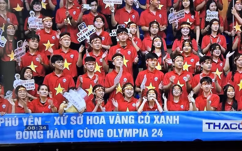 Đông đảo bạn bè, thầy cô, người hâm mộ cổ vũ cho các thí sinh hướng tới chiến thắng.