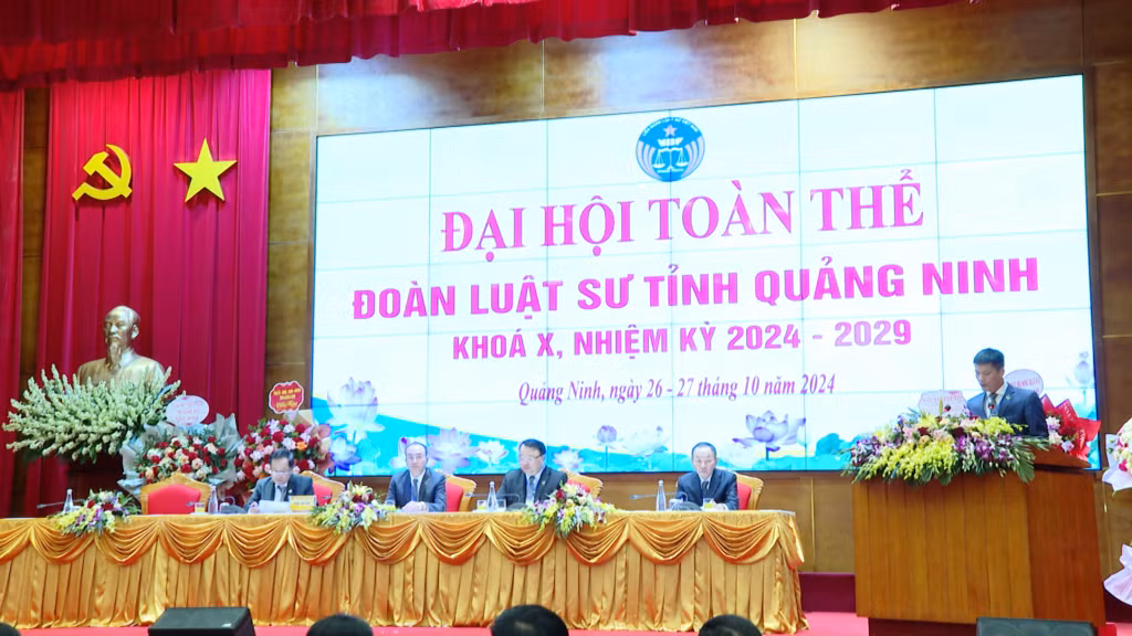 Đoàn Chủ tịch điều hành Đại hội.