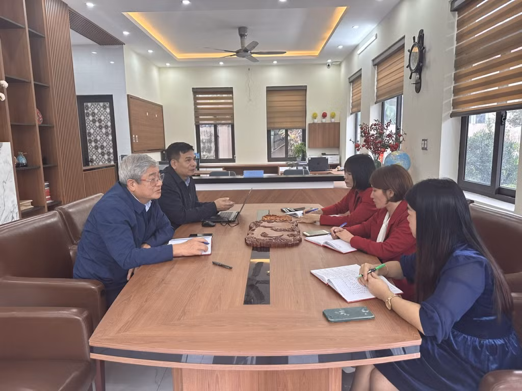 Lãnh đạo Đảng ủy Các đơn vị kinh tế tư nhân TP Cẩm Phả hướng dẫn Chi bộ Công ty TNHH Dịch vụ bất động sản Đại Phúc thực hiện quy định của Đảng.
