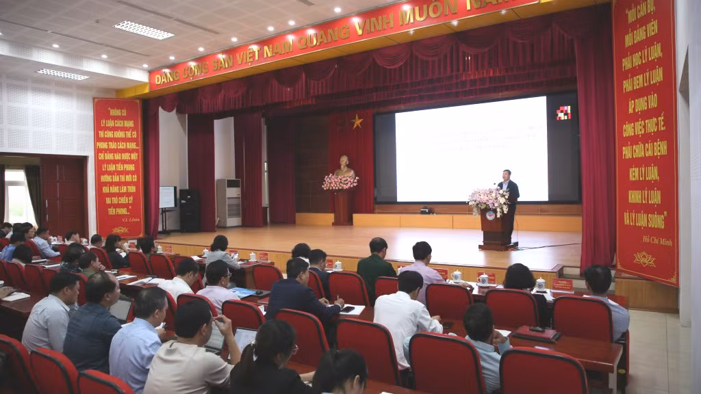 Các đại biểu nghe đồng chí Đỗ Đức Trung, Phó Cục trưởng Cục Bảo vệ chính trị nội bộ, Ban Tổ chức Trung ương, truyền đạt một số nội dung trong công tác bảo vệ chính trị nội bộ Đảng.