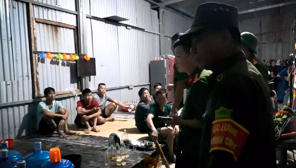 Công an TX Quảng Yên phối hợp với tiến hành xét nghiệm nhanh ma túy cho công nhân làm việc tại khu Công nghiệp Bắc Tiền Phong. (Ảnh: Nguyễn Túc - Trung tâm TT-VH TX Quảng Yên)