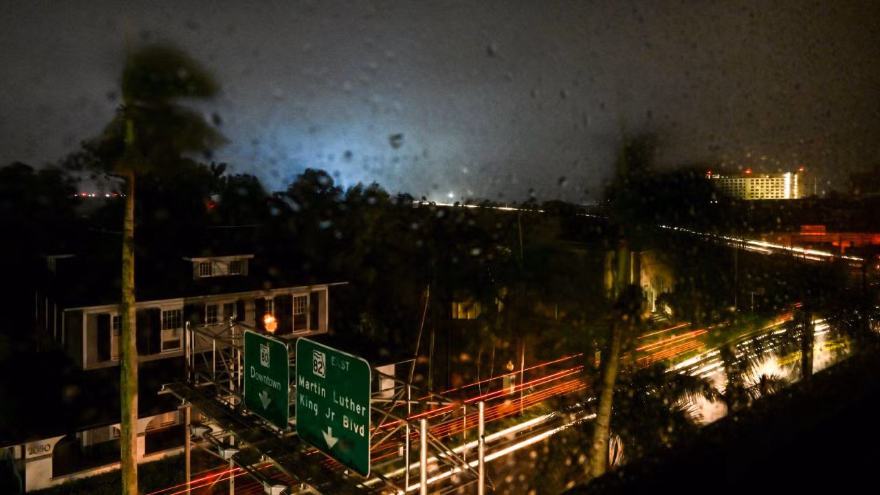 Bão Milton đổ bộ vào Fort Myers, Florida. Ảnh: AFP/Getty Images