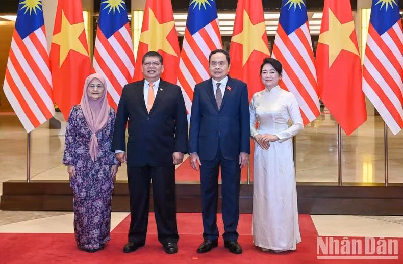 Chủ tịch Quốc hội Trần Thanh Mẫn cùng Phu nhân và Chủ tịch Hạ viện Malaysia Tan Sri Dato’ Johari Bin Abdu cùng Phu nhân. (Ảnh: Duy Linh)
