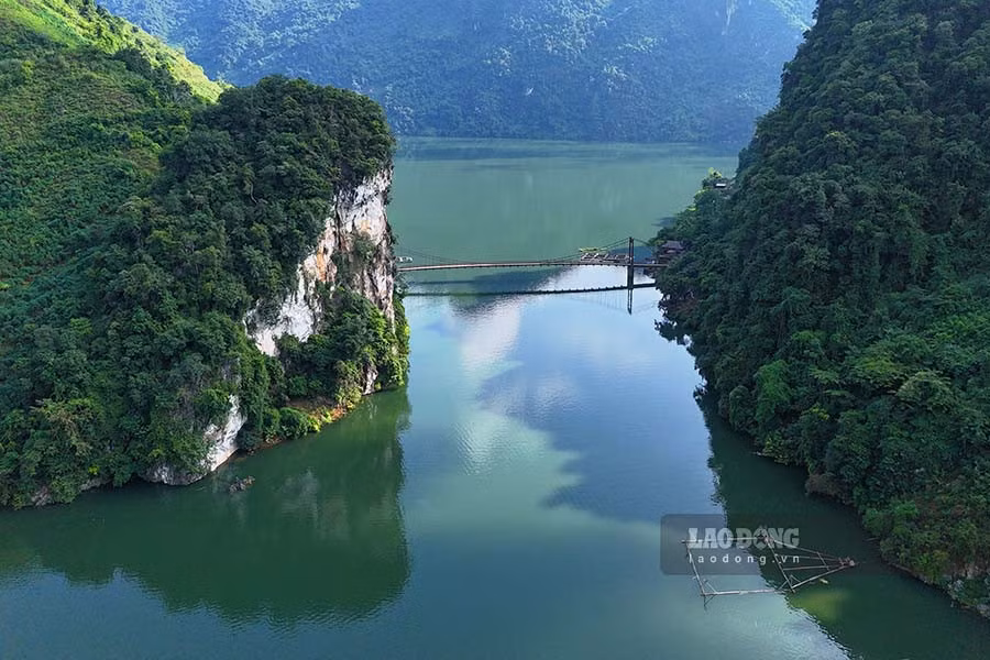 Từ khi công trình thủy điện Sơn La đi vào hoạt động, một “vịnh Hạ Long” giữa núi rừng Tây Bắc, đã mang đến cho Tủa Chùa một diện mạo mới, đầy sức sống.