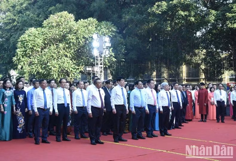 Thủ tướng Phạm Minh Chính và các đồng chí lãnh đạo, đại biểu tưởng niệm, tưởng nhớ công lao các bậc tiền nhân đã có những đóng góp to lớn cho sự nghiệp giải phóng và xây dựng Thủ đô. (Ảnh: Trần Hải)