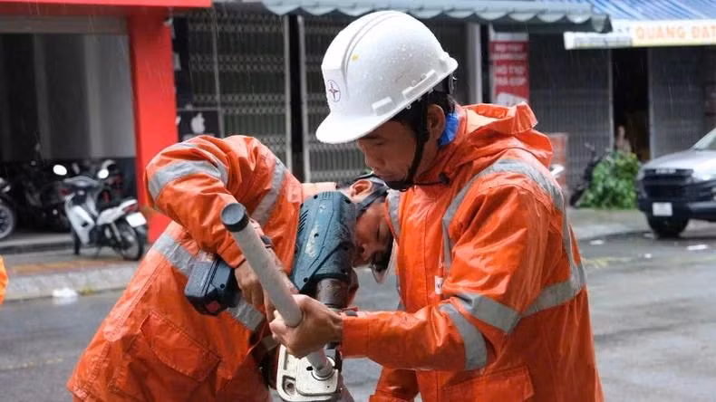 Công nhân Điện lực Thừa Thiên Huế sửa chữa đường dây bị hư hại do bão số 6.