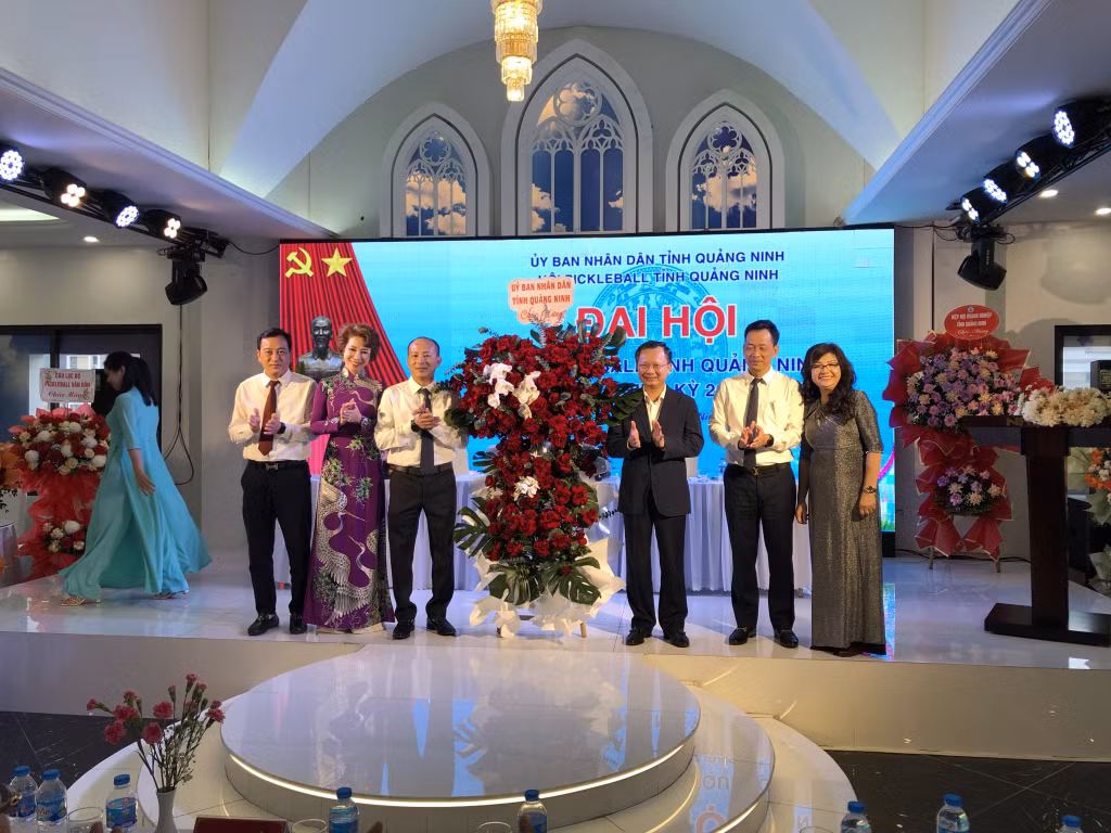 Đồng chí Cao Tường Huy – Phó Bí thư, Chủ tịch UBND tỉnh tặng hoa chúc mừng Đại hội