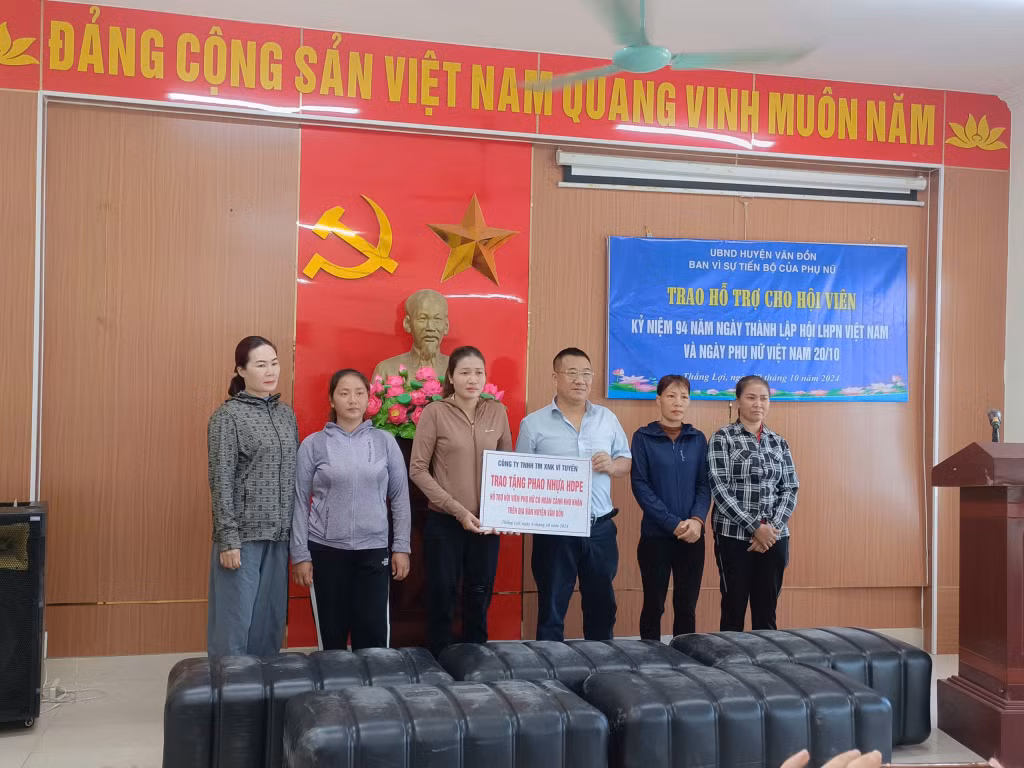 Công ty TNHH Thương mại xuất nhập khẩu Vĩ Tuyến trao tặng 76 quả phao nhựa HĐPE cho hội viên phụ nữ xã Thắng Lợi.