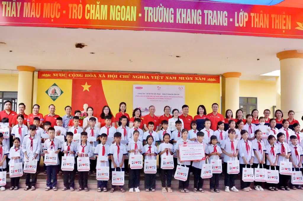 Với thông điệp “Kết nối triệu yêu thương”, Dai-ichi VN hy vọng thầy cô và các em học sinh sẽ được tiếp thêm nghị lực để vượt qua khó khăn, phấn đấu dạy tốt – học tốt.