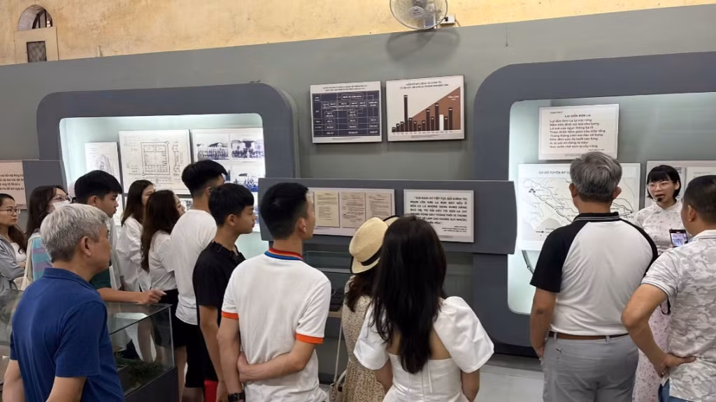 Đoàn “Về nguồn” của Chi nhánh tham quan nhà tù Sơn La.