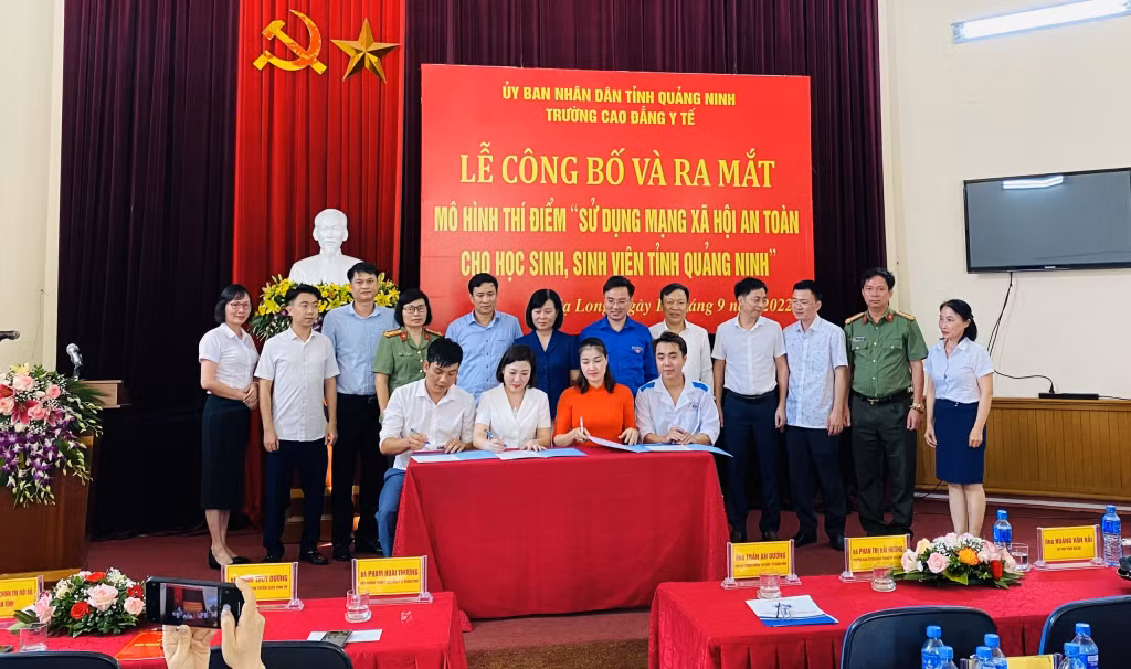 Đại diện cán bộ, giáo viên và HSSV Trường Cao đẳng Y tế Quảng Ninh ký cam kết thực hiện mô hình “Sử dụng mạng xã hội an toàn cho HSSV", tháng 9/2022.