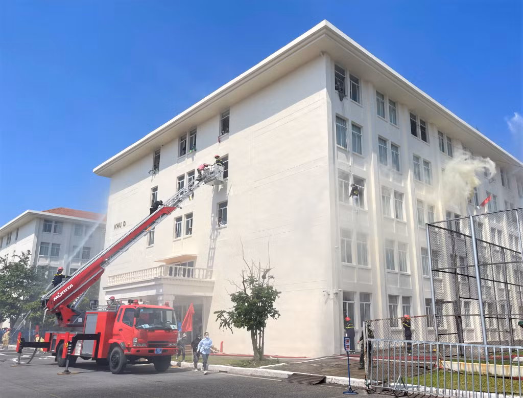 Nhiều phương án cứu người ra khỏi đám cháy được triển khai tại buổi thực tập.