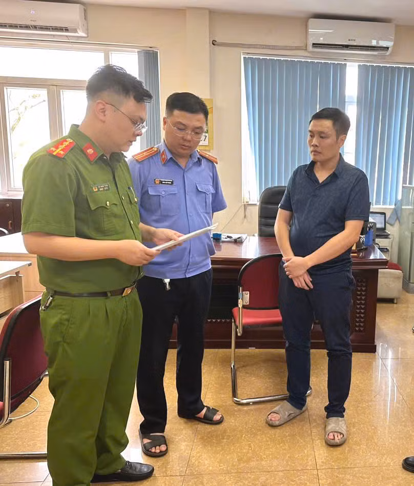 Cơ quan chức năng tống đạt quyết định đối với Phạm Ngọc Hưng.
