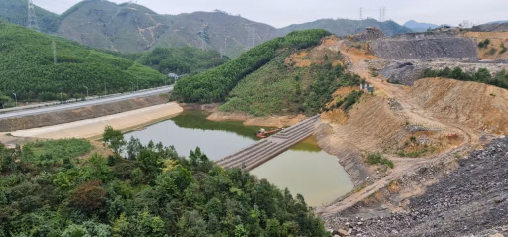 Đập chắn chân bãi thải bảo vệ đường Cao tốc Hạ Long - Vân Đồn.
