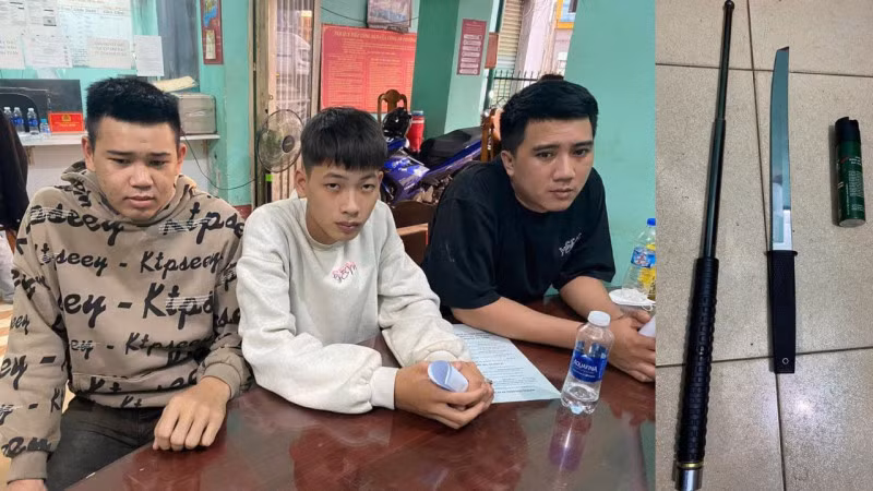 Các đối tượng tại cơ quan Công an cùng hung khí.