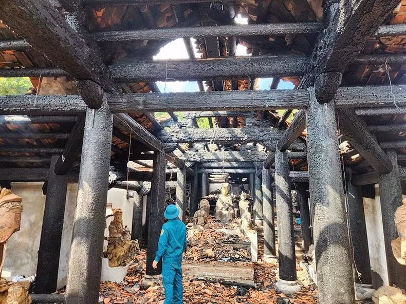 Tam bảo cháy rụi.