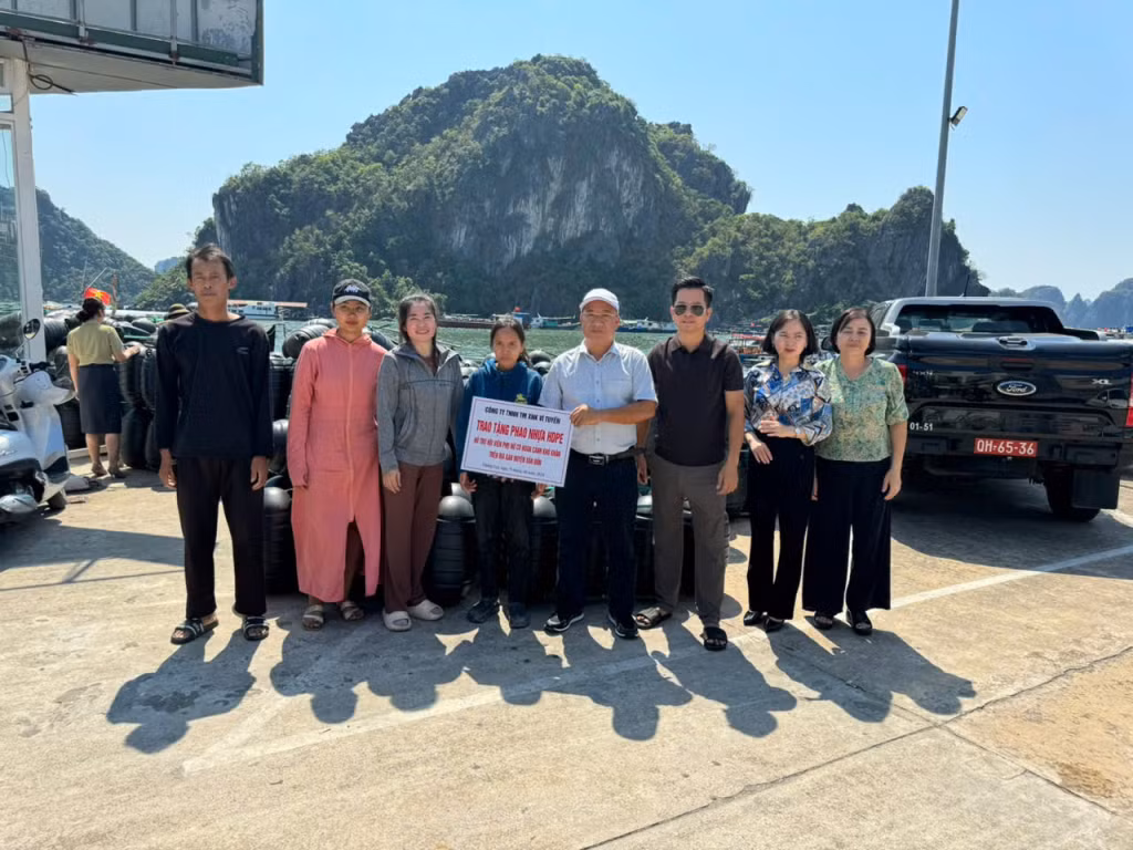 Tại xã Bản Sen, Công ty trao tặng 500 quả phao nhựa HĐPE cho các hộ dân là hội viên phụ nữ có hoàn cảnh khó khăn.