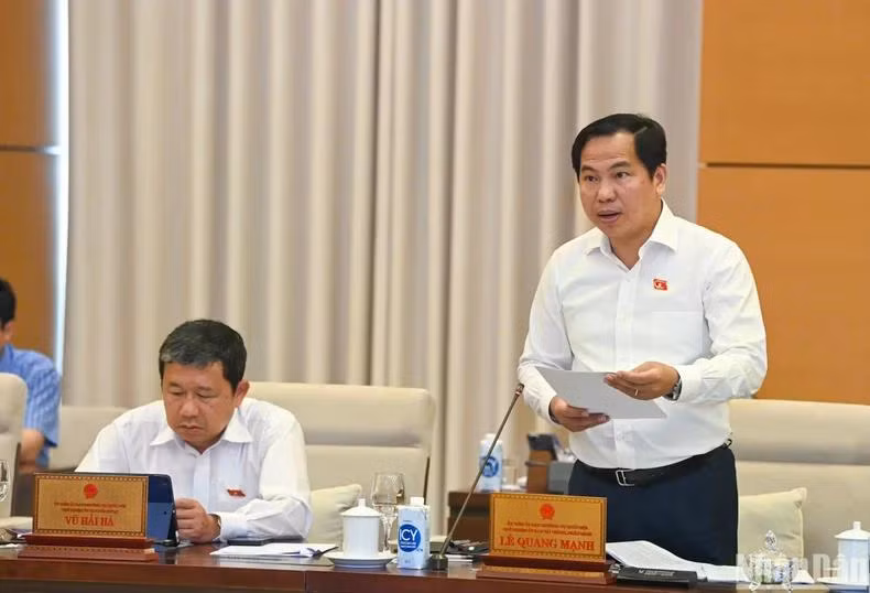 Chủ nhiệm Ủy ban Tài chính - Ngân sách Lê Quang Mạnh trình bày báo cáo thẩm tra tại phiên họp. (Ảnh: DUY LINH)