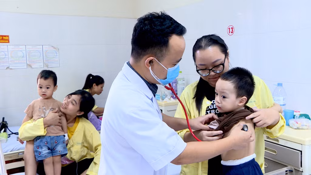 Không chỉ khám ngoại trú, số bệnh nhi phải nhập viện nội trú cũng gia tăng thời gian gần đây.