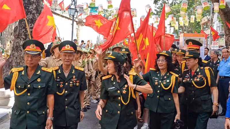 Không khí phấn khởi của ngày chiến thắng được tái hiện sống động, mang đậm hơi thở của thời đại, khơi gợi ký ức lịch sử, giúp kết nối thế hệ hôm nay với những giá trị truyền thống khiến bao người xúc động và trân trọng công lao của thế hệ đi trước.