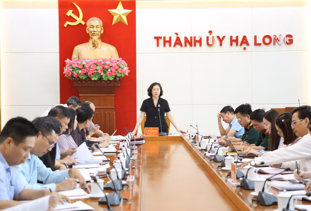 Đồng chí Vũ Thị Mai Anh, Phó Bí thư Thường trực Thành ủy, Chủ tịch HĐND thành phố, Tổ trưởng Tổ công tác chỉ đạo đại hội điểm của thành phố, chủ trì cuộc họp nghe tiến độ chuẩn bị của các đơn vị tổ chức đại hội điểm.