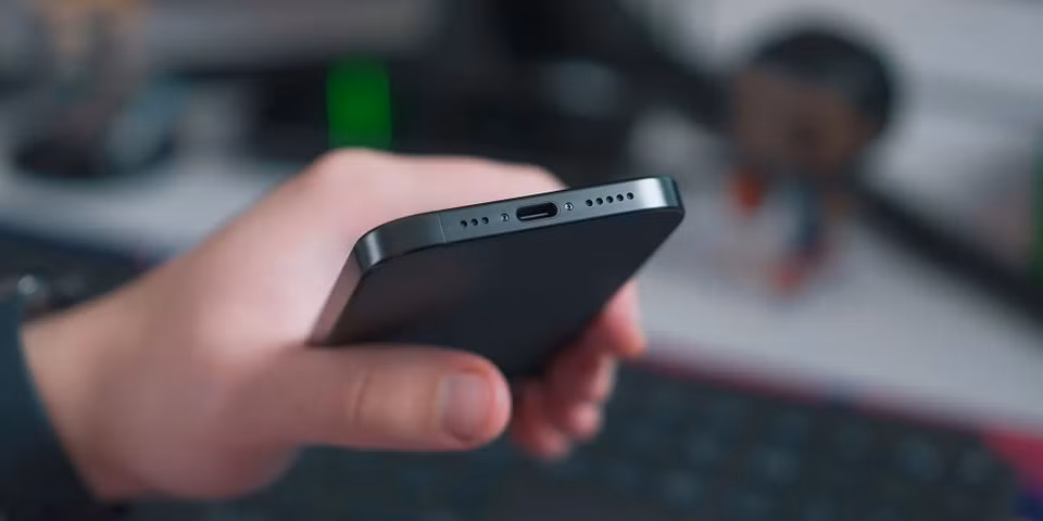 Thói quen sạc pin có ảnh hưởng đáng kể đến sức khỏe và tuổi thọ của pin iPhone. Ảnh: Unsplash.