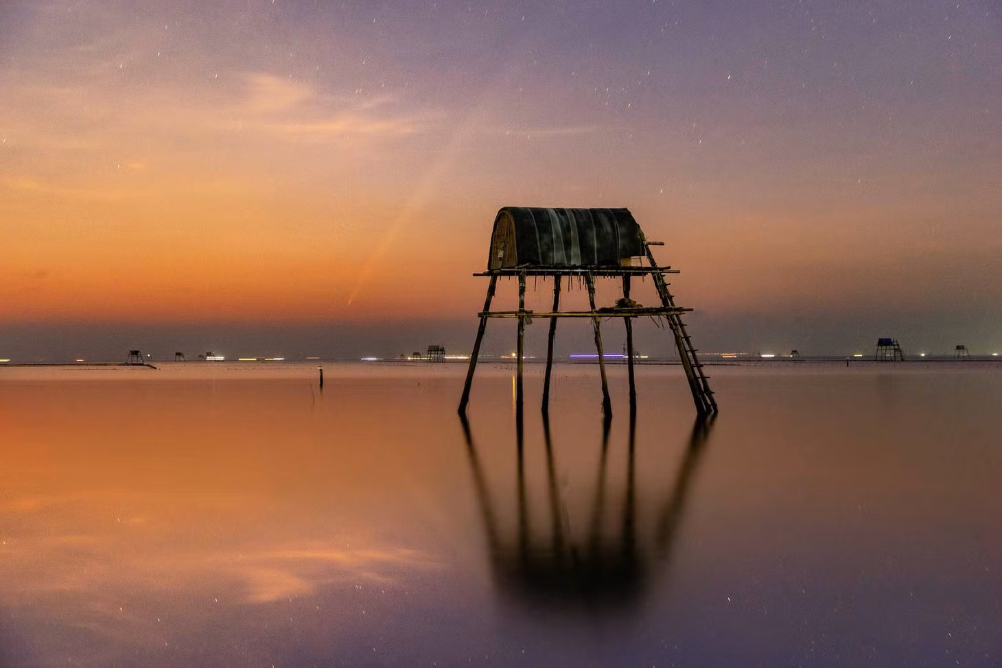 Những chòi canh ngao là nét đẹp riêng nơi đây. Ảnh: Đoàn Ngọc Anh