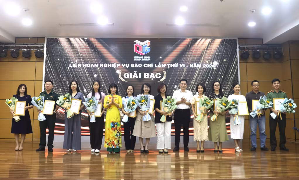 Ban Tổ chức trao giải Bạc cho các tác giả, nhóm tác giả tham gia Liên hoan.