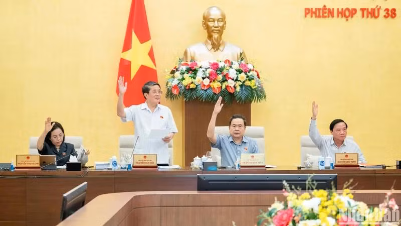 100% Ủy viên Ủy ban Thường vụ Quốc hội nhất trí với việc điều chỉnh kế hoạch đầu tư công nguồn ngân sách trung ương năm 2024. (Ảnh: DUY LINH)