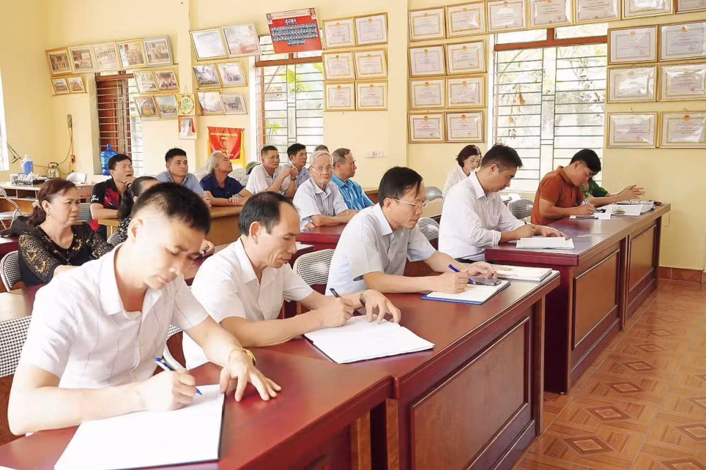 Đồng chí Nguyễn Chiến Thắng, Phó Bí thư Thường trực Thành uỷ Uông Bí (thứ 3, hàng đầu) dự sinh hoạt chi bộ khu Bí Giàng, phường Yên Thanh.