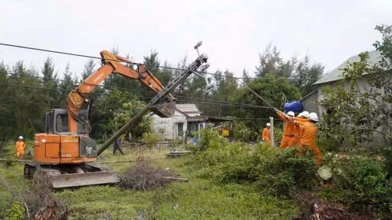 Dựng lại cột điện bị ngã do bão ở huyện Phú Lộc, Thừa Thiên Huế.