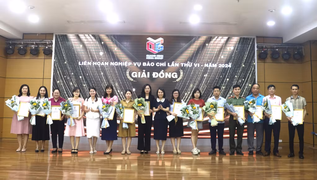 Ban Tổ chức trao giải Đồng cho các tác giả, nhóm tác giả tham gia Liên hoan.