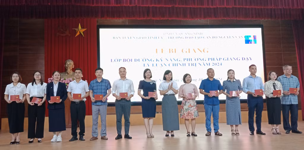 Đồng chí Hiệu trưởng Trường Đào tạo cán bộ Nguyễn Văn Cừ trao giấy chứng nhận hoàn thành khoá học cho các học viên.