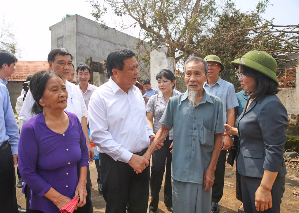 Các đồng chí lãnh đạo Trung ương, lãnh đạo tỉnh thăm, động viên người dân bị ảnh hưởng do bão số 3 tại xã Hiệp Hòa (TX Quảng Yên). Ảnh: Minh Đức