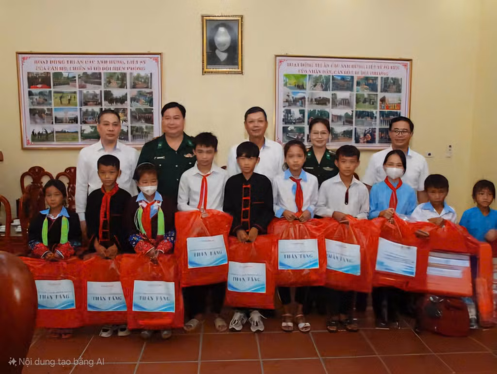 Hội Phụ nữ BĐBP tỉnh phối hợp tặng quà cho học sinh có hoàn cảnh khó khăn&nbsp; xã Hải Sơn (TP Móng Cái).