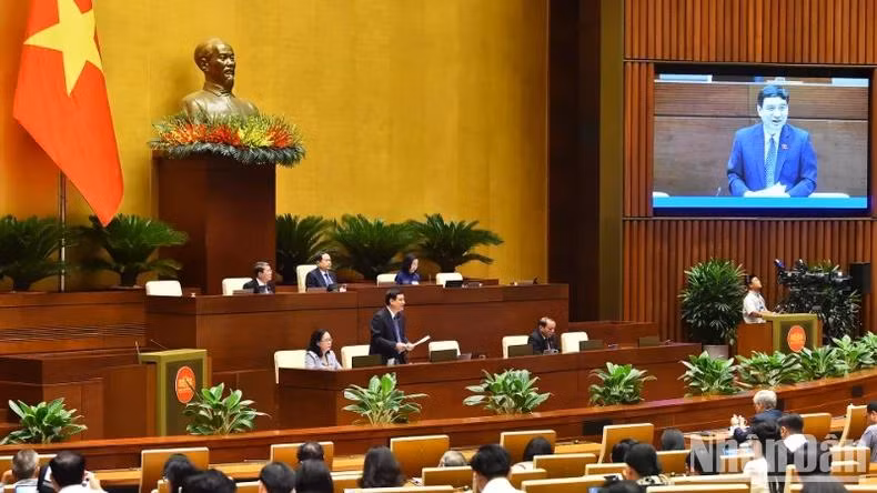 Chủ nhiệm Ủy ban Văn hóa, Giáo dục của Quốc hội Nguyễn Đắc Vinh giải trình, làm rõ một số vấn đề đại biểu Quốc hội nêu. (Ảnh: THỦY NGUYÊN)