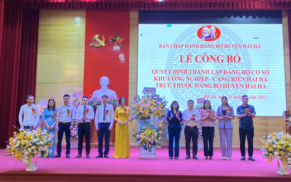 Phó Bí thư Thường trực Tỉnh ủy Trịnh Thị Minh Thanh tặng hoa chúc mừng Ban Chấp hành Đảng bộ KCN Cảng biển Hải Hà tại lễ công bố thành lập đảng bộ. (Ảnh: Trung tâm TT-VH Hải Hà)
