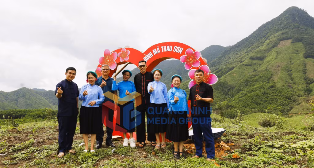 Du khách check-in Đồi sim tình yêu bên đỉnh Mã Thàu Sơn (Hải Sơn, Móng Cái) trong trang phục truyền thống của đồng bào Sán Chỉ (10-2024). Ảnh: Thu Hằng (CTV).